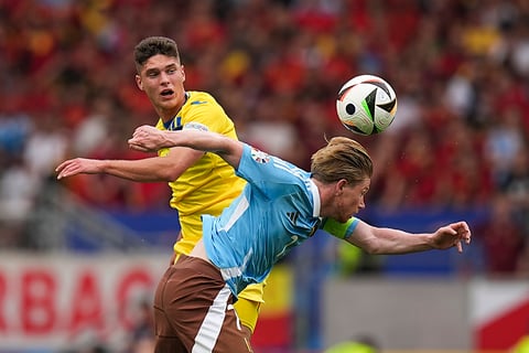 Heorhiy Sudakov vies for a high ball with Kevin De Bruyne 